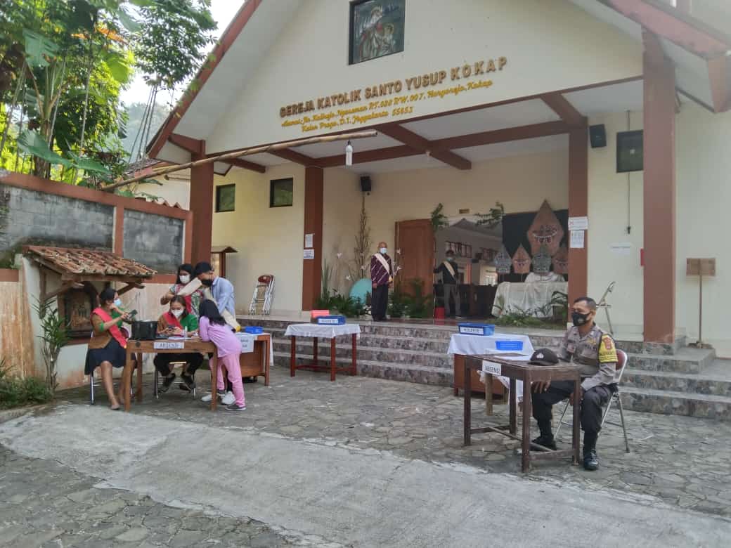 Polsek Kokap Lakukan Pengamanan Misa Paskah  di Gereja Santo Yusuf Ngaseman